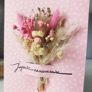 Biglietto d'auguri. Biglietto d'auguri per donna. Carta di fiori secchi. Fiori secchi.