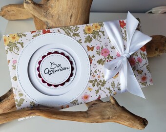 Biglietto d'auguri. Carta regalo. Carta regalo di compleanno. Biglietto d'auguri per donna. Carta fiorita.