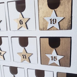 Träadventskalender – Vit och guldfärgad gran, 24 numrerade lådor, återanvändbar juldekoration, överraskningskalender, skandinavisk stil bild 8