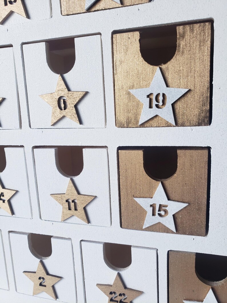 Träadventskalender – Vit och guldfärgad gran, 24 numrerade lådor, återanvändbar juldekoration, överraskningskalender, skandinavisk stil bild 8