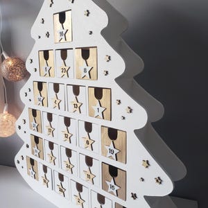 Träadventskalender – Vit och guldfärgad gran, 24 numrerade lådor, återanvändbar juldekoration, överraskningskalender, skandinavisk stil bild 4