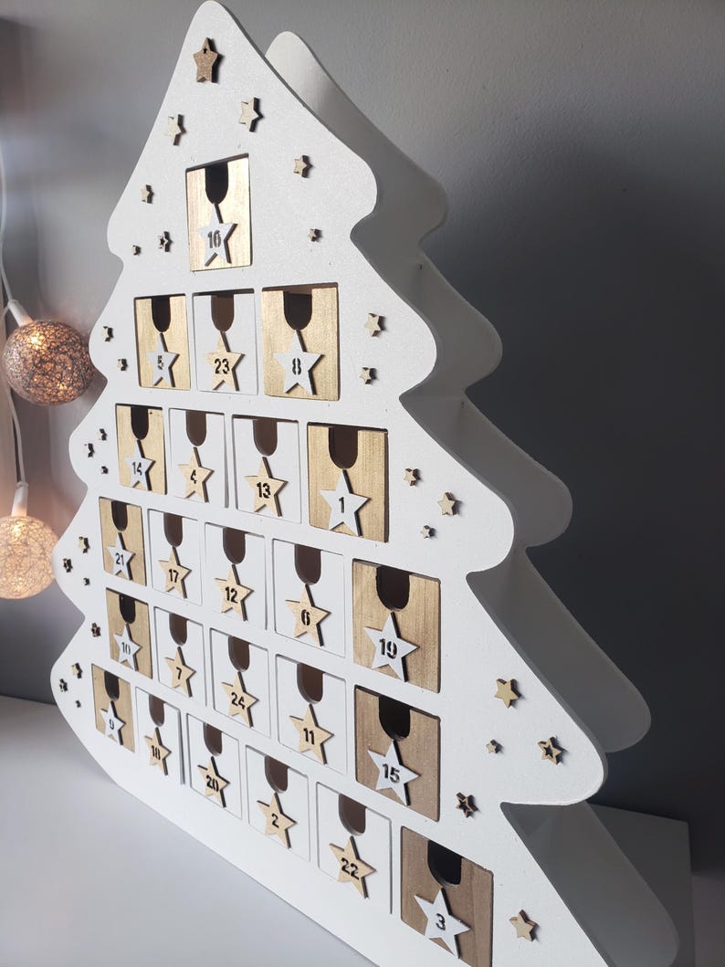 Träadventskalender – Vit och guldfärgad gran, 24 numrerade lådor, återanvändbar juldekoration, överraskningskalender, skandinavisk stil bild 4