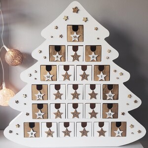 Träadventskalender – Vit och guldfärgad gran, 24 numrerade lådor, återanvändbar juldekoration, överraskningskalender, skandinavisk stil bild 7