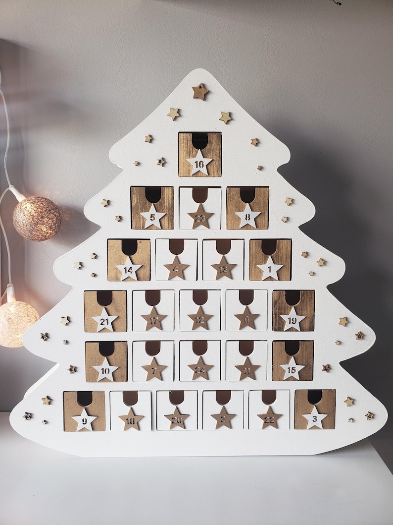 Träadventskalender – Vit och guldfärgad gran, 24 numrerade lådor, återanvändbar juldekoration, överraskningskalender, skandinavisk stil bild 7