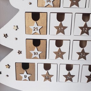 Träadventskalender – Vit och guldfärgad gran, 24 numrerade lådor, återanvändbar juldekoration, överraskningskalender, skandinavisk stil bild 10