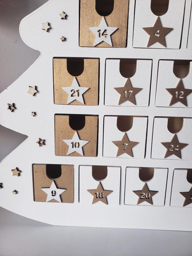 Träadventskalender – Vit och guldfärgad gran, 24 numrerade lådor, återanvändbar juldekoration, överraskningskalender, skandinavisk stil bild 10
