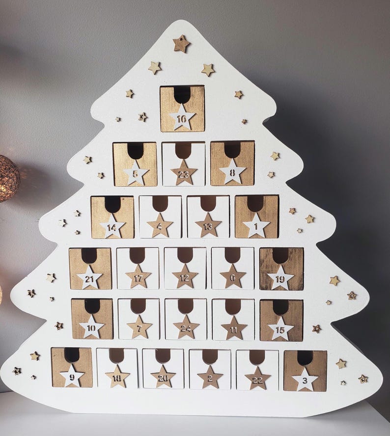 Träadventskalender – Vit och guldfärgad gran, 24 numrerade lådor, återanvändbar juldekoration, överraskningskalender, skandinavisk stil bild 1