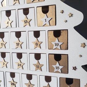 Träadventskalender – Vit och guldfärgad gran, 24 numrerade lådor, återanvändbar juldekoration, överraskningskalender, skandinavisk stil bild 14
