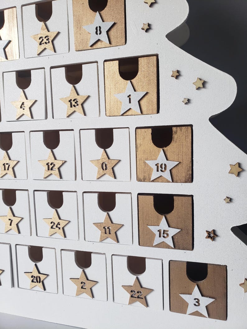 Träadventskalender – Vit och guldfärgad gran, 24 numrerade lådor, återanvändbar juldekoration, överraskningskalender, skandinavisk stil bild 14