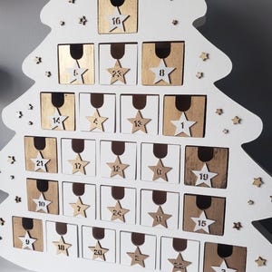 Träadventskalender – Vit och guldfärgad gran, 24 numrerade lådor, återanvändbar juldekoration, överraskningskalender, skandinavisk stil bild 12