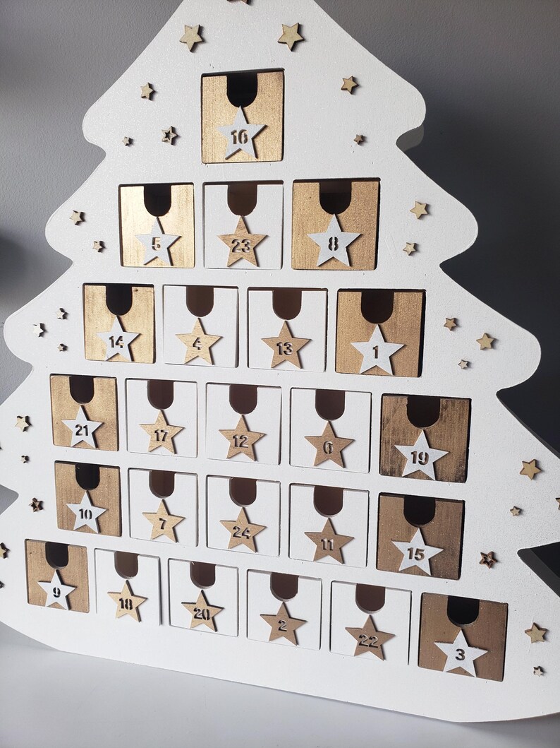 Träadventskalender – Vit och guldfärgad gran, 24 numrerade lådor, återanvändbar juldekoration, överraskningskalender, skandinavisk stil bild 12