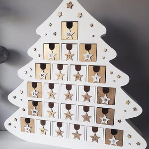 Träadventskalender – Vit och guldfärgad gran, 24 numrerade lådor, återanvändbar juldekoration, överraskningskalender, skandinavisk stil bild 2
