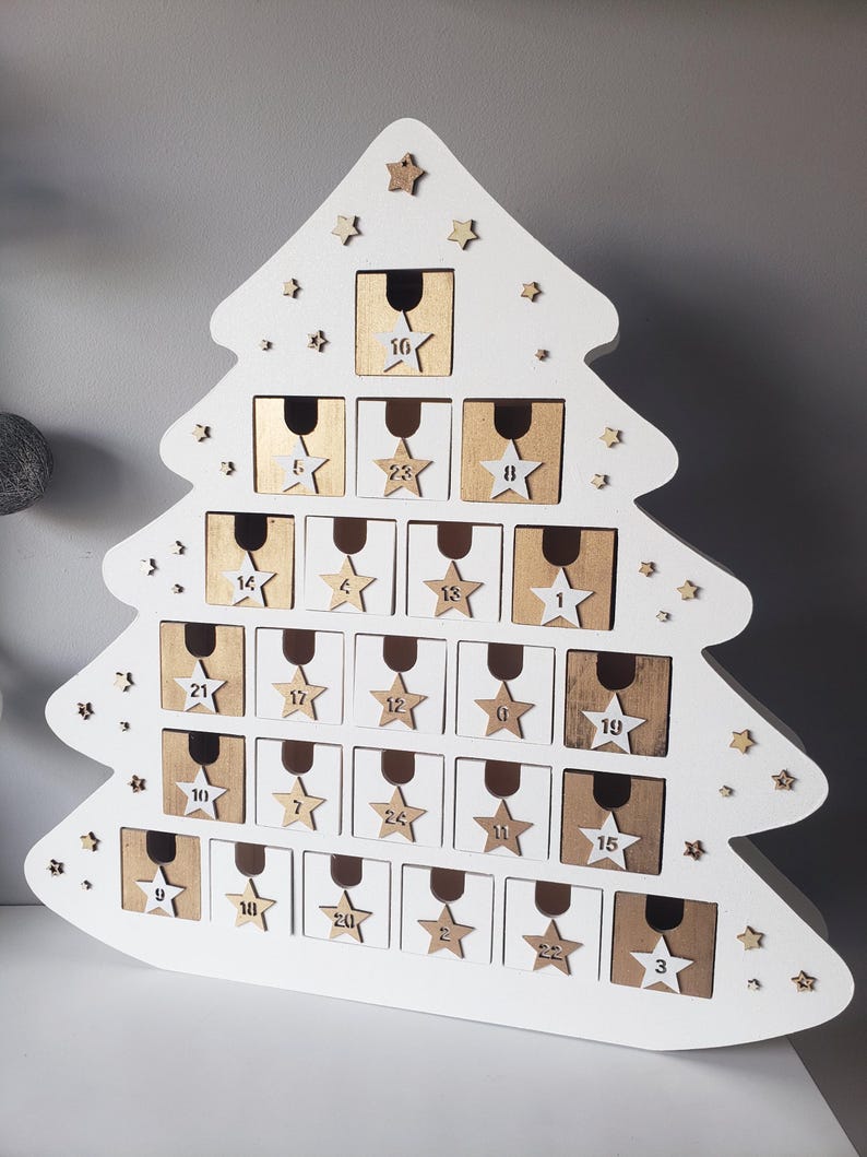 Träadventskalender – Vit och guldfärgad gran, 24 numrerade lådor, återanvändbar juldekoration, överraskningskalender, skandinavisk stil bild 2