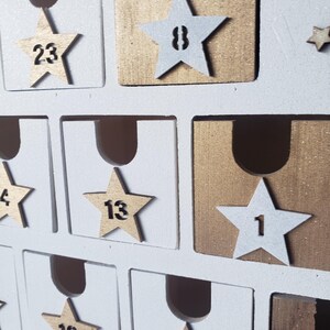 Träadventskalender – Vit och guldfärgad gran, 24 numrerade lådor, återanvändbar juldekoration, överraskningskalender, skandinavisk stil bild 5