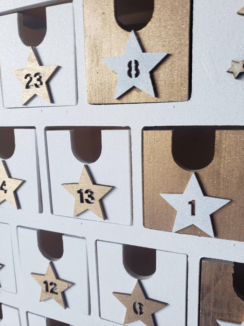Träadventskalender – Vit och guldfärgad gran, 24 numrerade lådor, återanvändbar juldekoration, överraskningskalender, skandinavisk stil bild 5