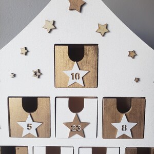 Träadventskalender – Vit och guldfärgad gran, 24 numrerade lådor, återanvändbar juldekoration, överraskningskalender, skandinavisk stil bild 6