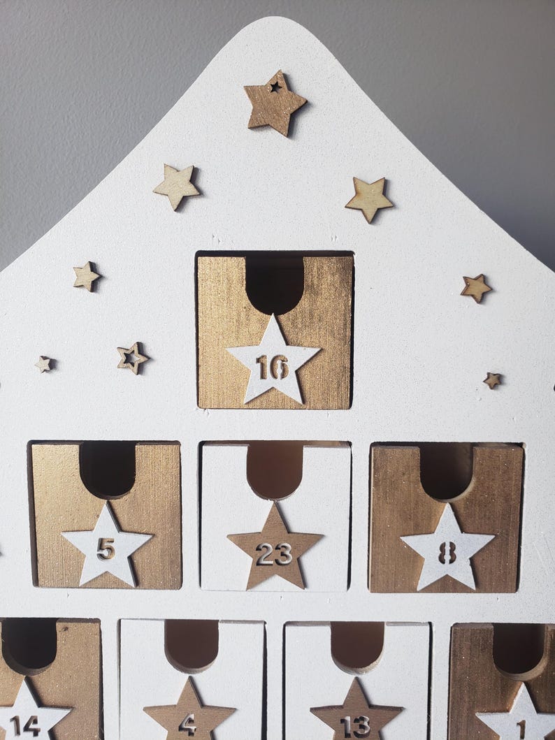 Träadventskalender – Vit och guldfärgad gran, 24 numrerade lådor, återanvändbar juldekoration, överraskningskalender, skandinavisk stil bild 6