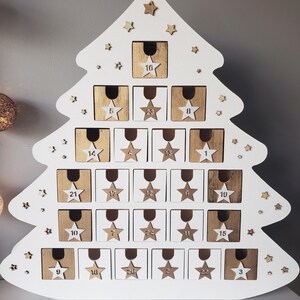 Träadventskalender – Vit och guldfärgad gran, 24 numrerade lådor, återanvändbar juldekoration, överraskningskalender, skandinavisk stil bild 13