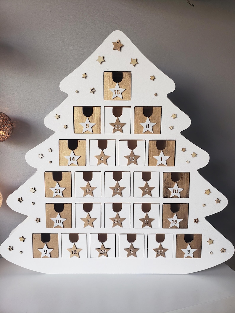 Träadventskalender – Vit och guldfärgad gran, 24 numrerade lådor, återanvändbar juldekoration, överraskningskalender, skandinavisk stil bild 13
