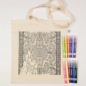 Pode incluir: Uma sacola tote creme com um design floral em preto e branco e uma ilustração de gato. A imagem também mostra um conjunto de marcadores coloridos. A sacola tem alças longas e é acompanhada por um conjunto de marcadores de várias cores.