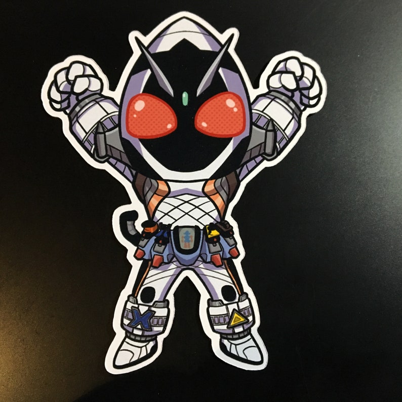 Puede incluir: Un personaje de dibujos animados blanco y negro con ojos rojos y un casco negro. El personaje lleva un traje blanco y naranja con un cintur&oacute;n y un cintur&oacute;n de herramientas. El personaje est&aacute; de pie con los brazos en alto.