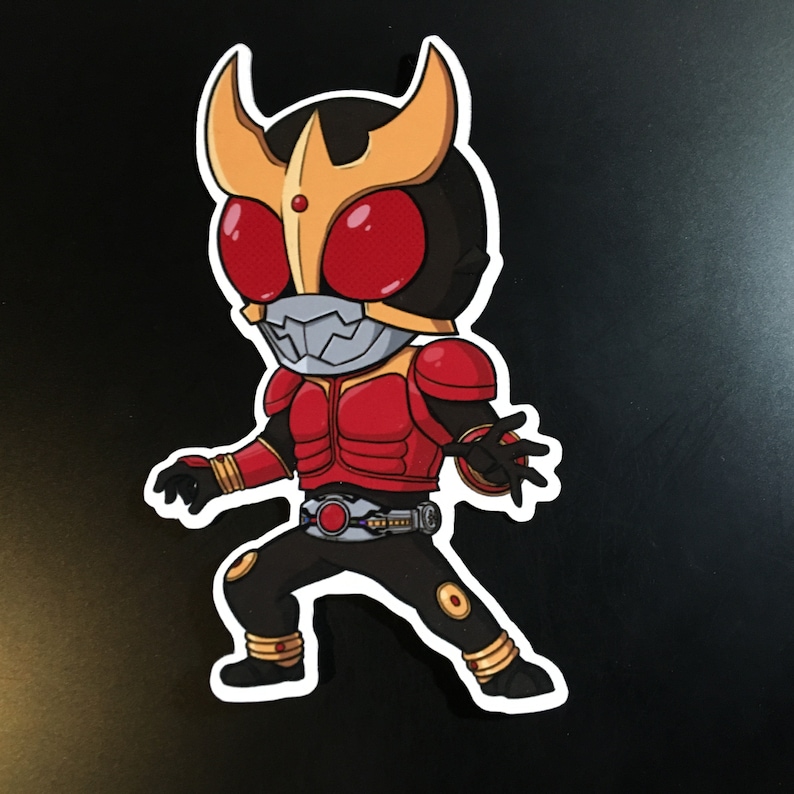 Puede incluir: Un personaje de dibujos animados rojo y negro con un casco dorado y ojos rojos. El personaje est&aacute; en una pose de lucha con un brazo levantado y el otro brazo doblado en el codo. El personaje est&aacute; de pie sobre un fondo blanco.