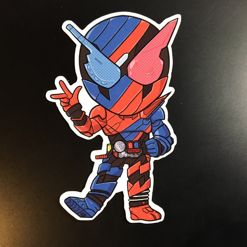 Puede incluir: Un personaje de dibujos animados rojo y azul con un casco y un gran ojo rojo. El personaje est&aacute; en una pose de lucha con una mano levantada y la otra en la cadera.