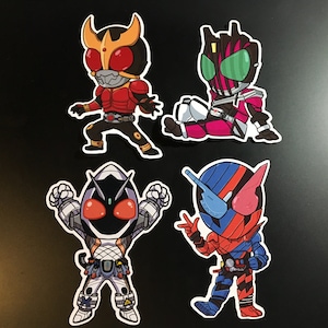 Puede incluir: Cuatro pegatinas de personajes de dibujos animados coloridos que representan diferentes personajes de la serie Kamen Rider. Las pegatinas est&aacute;n impresas en vinilo blanco y tienen un acabado brillante.