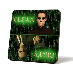 Peut inclure: Un dessous de verre noir et vert avec un fond de code matriciel vert. Le texte "CLEAN" et "DIRTY" est imprimé en or sur le dessous de verre. L'image d'un homme avec des lunettes de soleil est imprimée sur le dessous de verre.