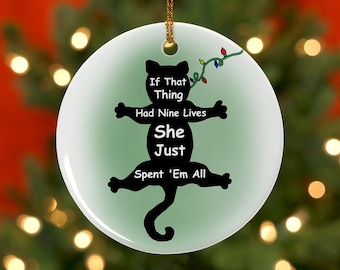 Als dat ding negen levens had, heeft ze ze gewoon allemaal uitgegeven! Keramisch kerstornament