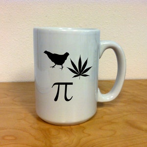 Può includere: Tazza in ceramica bianca con una silhouette nera di una gallina, una foglia di marijuana e il simbolo di pi.