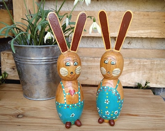 M. et Mme Easter Bunny un joli couple âgé, lapins de Pâques, lapin en bois,