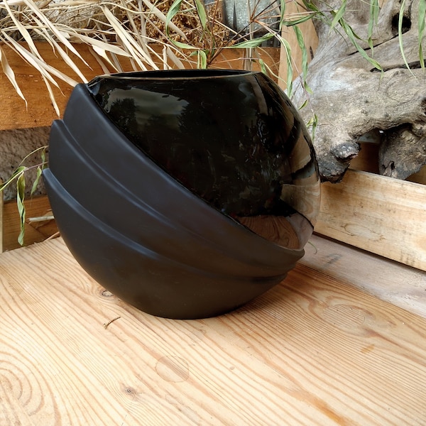 A beauty in black, vase made of black glass handmade hand-blown from the glass gallery