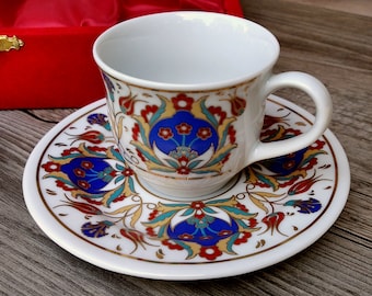 KÜTAHYA, Türkisch Arabisch Tee Kaffee Set ,  2 Tassen und  2 Untertassen in einer roten Samtkiste