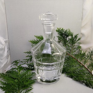 Beautifully designed elegant whiskey carafe, glass carafe, glass stopper, carafe with stopper