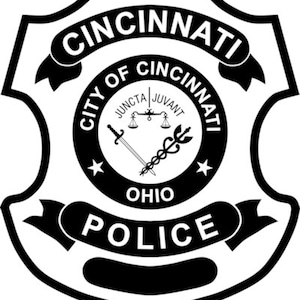 Könnte beinhalten: Schwarzweißes Abzeichen mit den Worten "Cincinnati Police" und "City of Cincinnati" in einem Kreis. Das Abzeichen zeigt außerdem ein Schwert und einen Stab des Hermes, sowie die Worte "Juncta Juvant" und "Ohio".