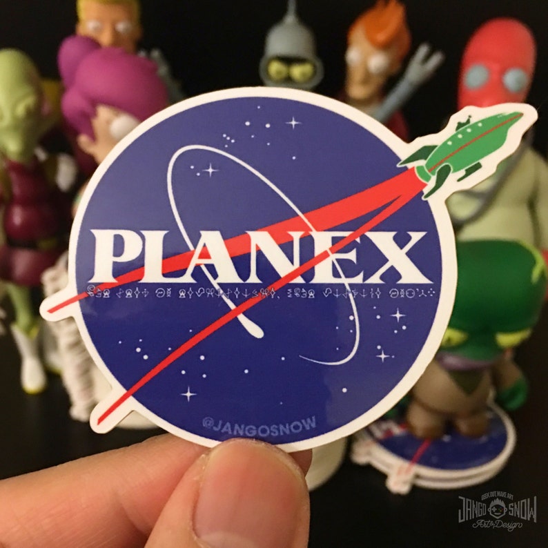 Puede incluir: Una pegatina azul y roja con un cohete blanco y el texto "PLANEX" en letras blancas. La pegatina es una parodia del logotipo de la NASA. La pegatina se sostiene en una mano.