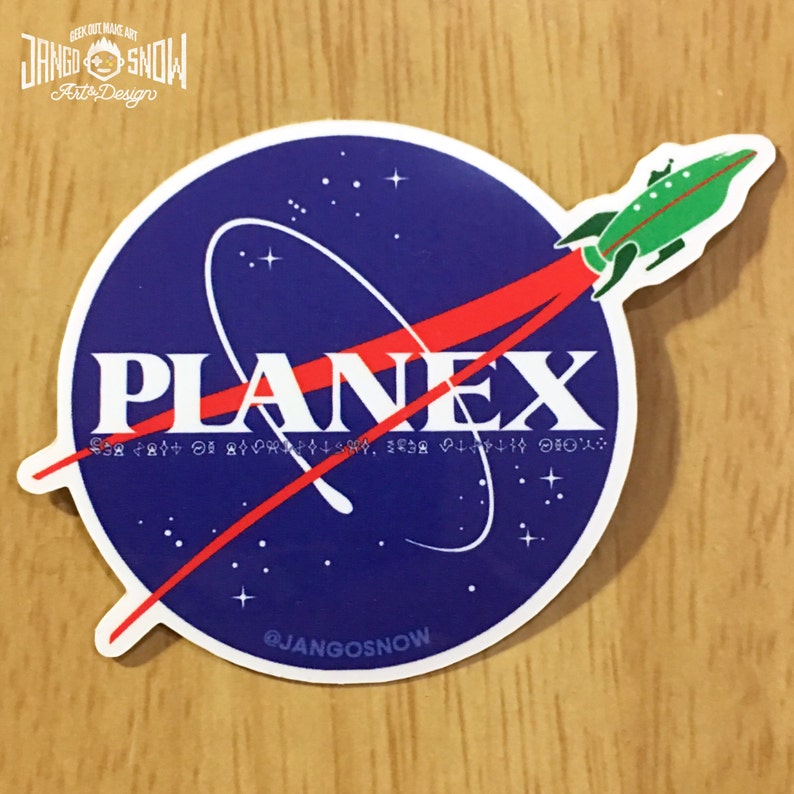 Puede incluir: Una pegatina azul y blanca con una nave espacial roja y blanca y el texto "PLANEX" en letras blancas. La pegatina es una parodia del logotipo de la NASA.