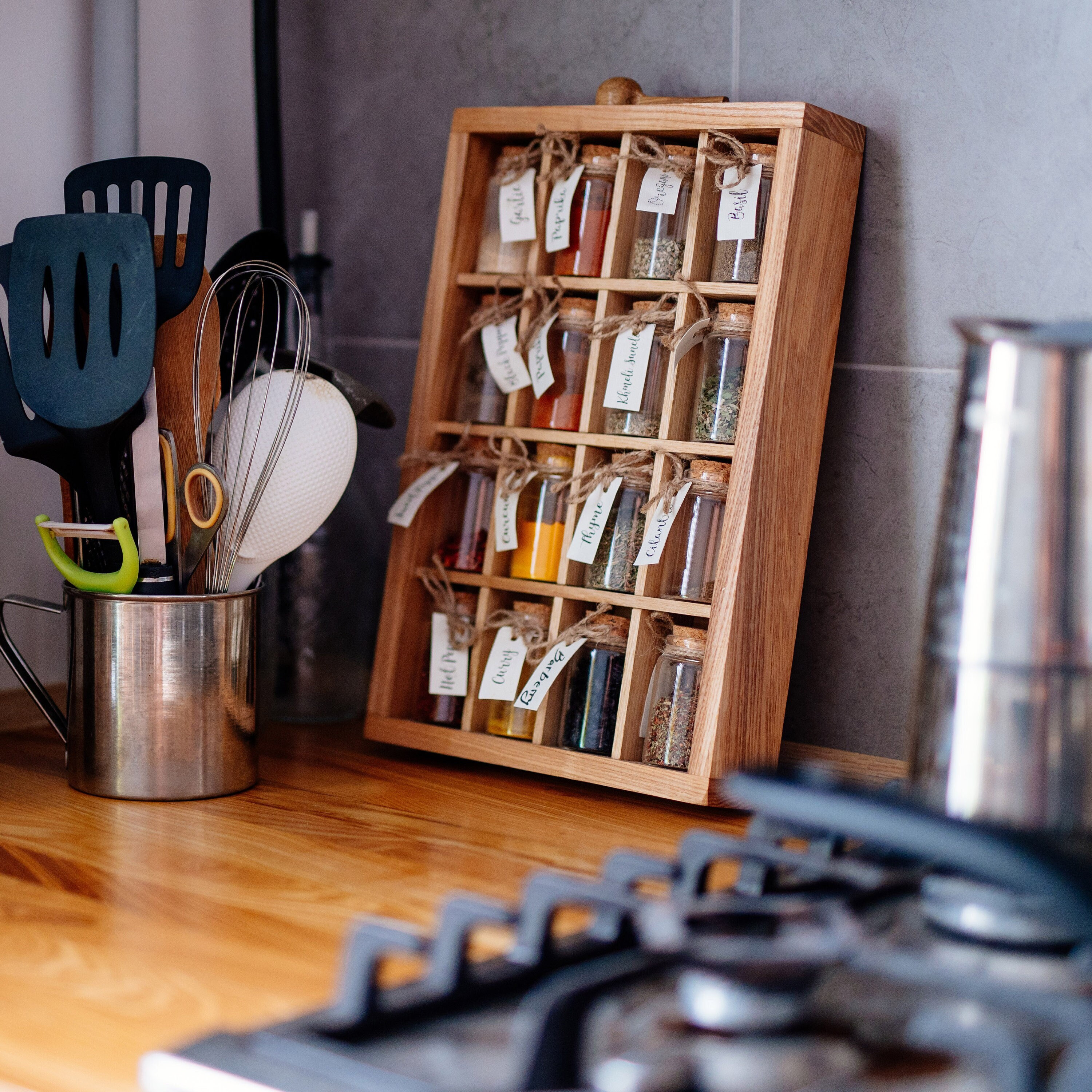 support à épices avec bocaux en verre et cuillère bois rangement pour cuisine épices