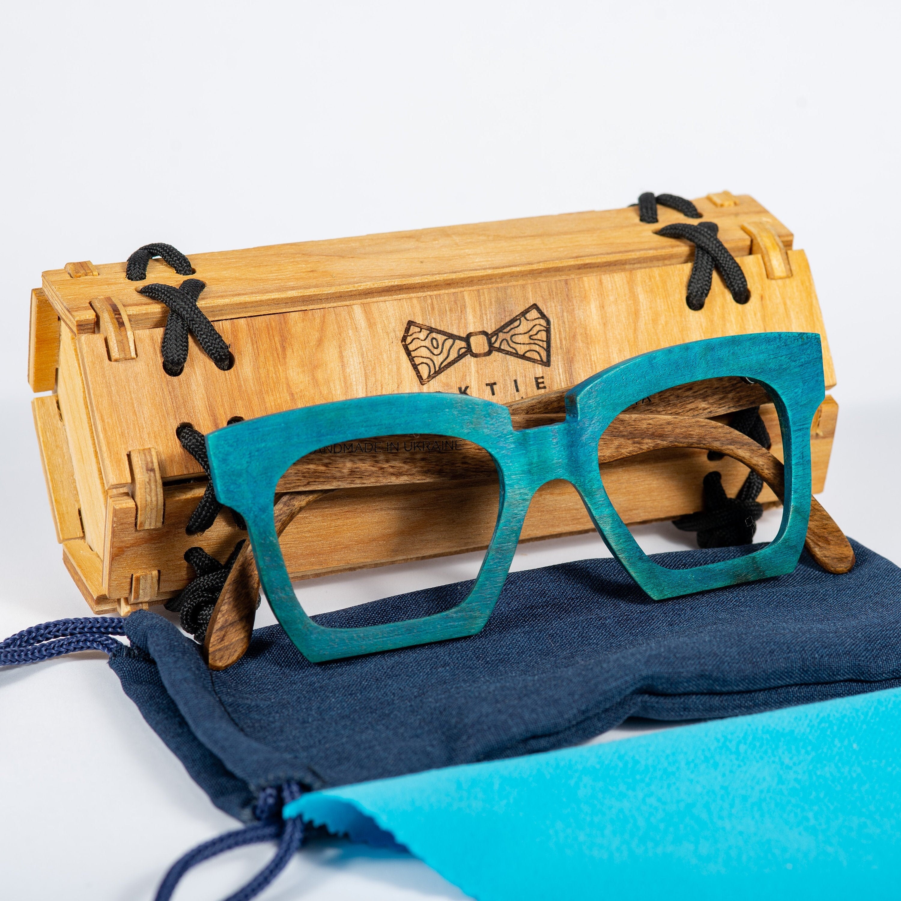 Sunglass Readers Blue Planet Classic Teal Transparent Frame Wood Arm & Case 1.25 Blue Planet Pacific Walnut Wood Square Sunglasses for Women  main image 2