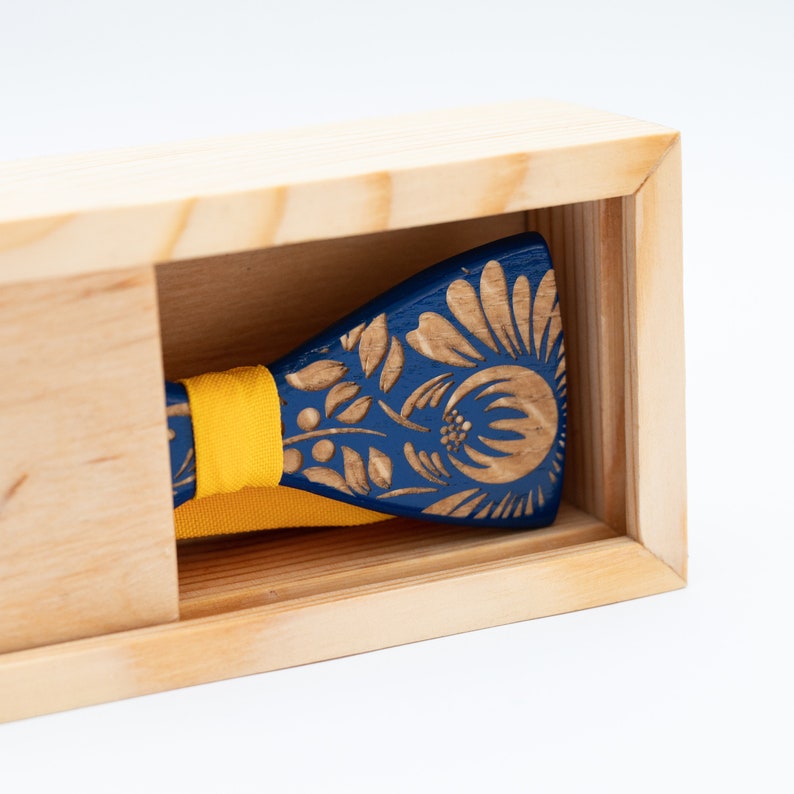 Ukraine National Emblem Holzfliege für Männer im personalisierten hölzernen Geschenkbox-Ständer mit der Ukraine Bild 5