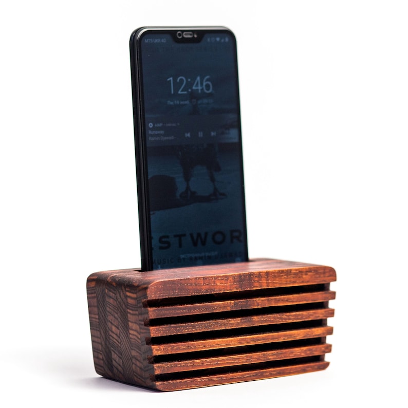 Regalo del quinto aniversario grabado personalizado Soporte rústico para teléfono con altavoz de madera imagen 1