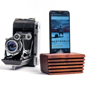 Regalo del quinto aniversario grabado personalizado Soporte rústico para teléfono con altavoz de madera imagen 2