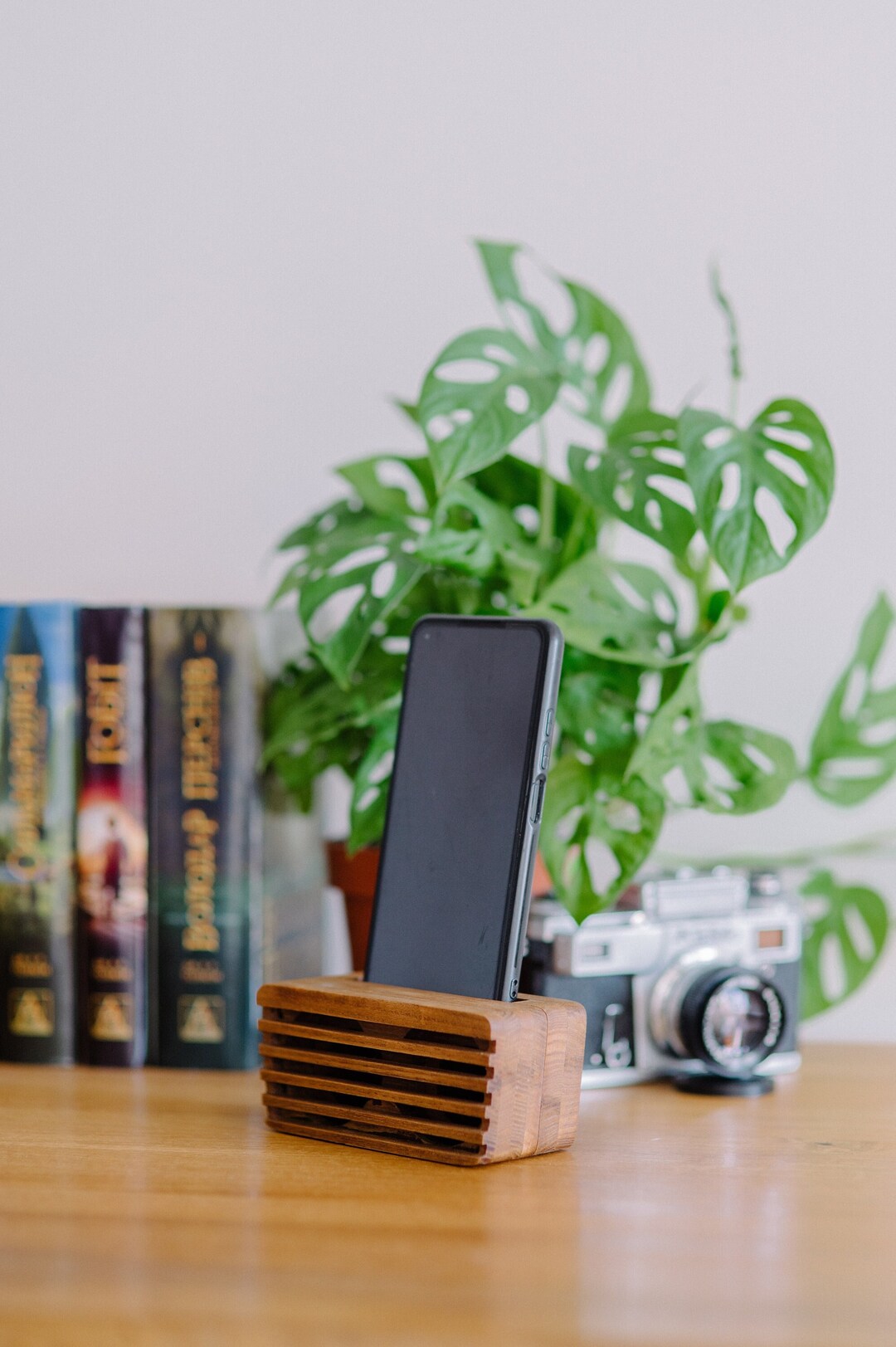Wooden passive speaker for cheap smartphone