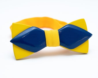Houten vlinderdas geel en blauw in Oekraïense kleuren met gepersonaliseerde houten geschenkdoos