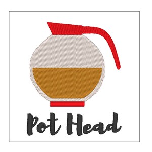 Peut inclure: Motif brodé représentant une cafetière avec une anse rouge et un liquide brun. Le texte "Pot Head" est en dessous de la cafetière, en noir et en écriture cursive. Le design est sur fond blanc.