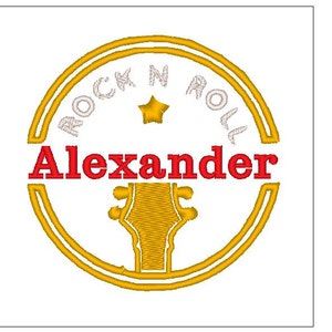 Può includere: Toppa ricamata con bordo dorato e design a paletta di chitarra. Il testo "ROCK N ROLL" è arcuato sopra il nome "Alexander" in rosso. Una stella dorata è centrata sopra il nome. La toppa è circolare.