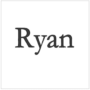 Puede incluir: Una imagen en blanco y negro del nombre "Ryan" en una fuente simple de tipo serif.