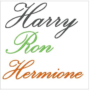 Può includere: Uno sfondo bianco con i nomi Harry, Ron e Hermione scritti in corsivo. Harry è in nero, Ron è in verde e Hermione è in arancione.