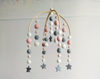 Kinderkamer mobiel, Sterren baby mobiel, Vilt bal mobiel, Baby mobiel, Wieg mobiel, ballen mobiel, Grijs & roze mobiel, Neutrale baby mobiel
